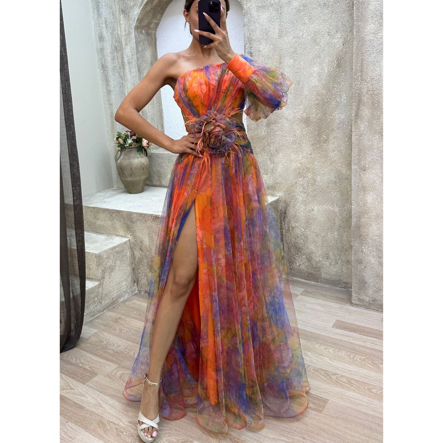 Robe de Soirée « Lueur Libre » – Épaules Dévoilées, Mesh Coloré, Allure Fluide
