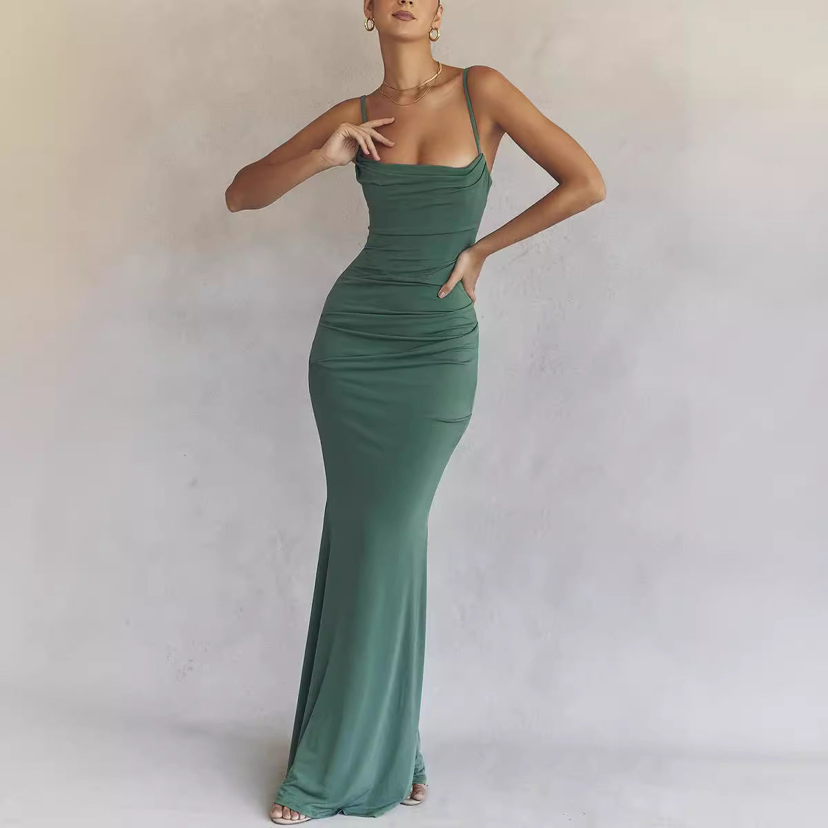 Robe de Soirée « Éclat Marin » – Coupe Sirène, Dos Nu, Tissu Ondulant & Élégance Fluide