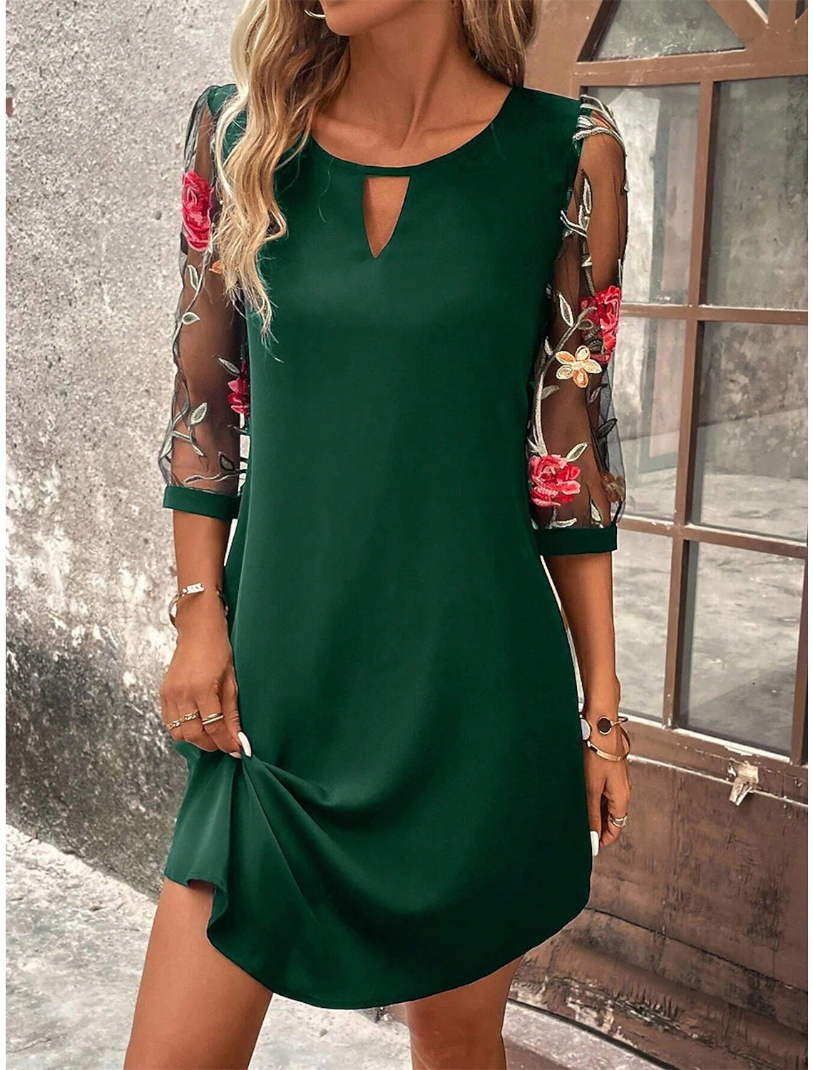 Robe Élégante « Soléa » – Dentelle & Cintrée