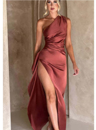 Robe de Soirée « Nuit Secrète » – Épaule Unique, Éclat Discret, Dos Sculptural
