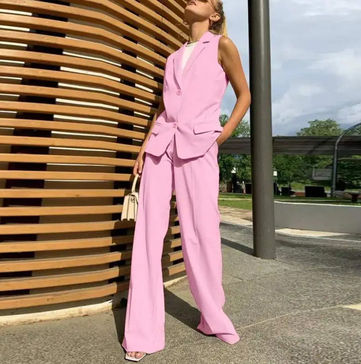 Costume « L’Échappée Libre » – Veste Sans Manches & Pantalon Large, Allure Détendue